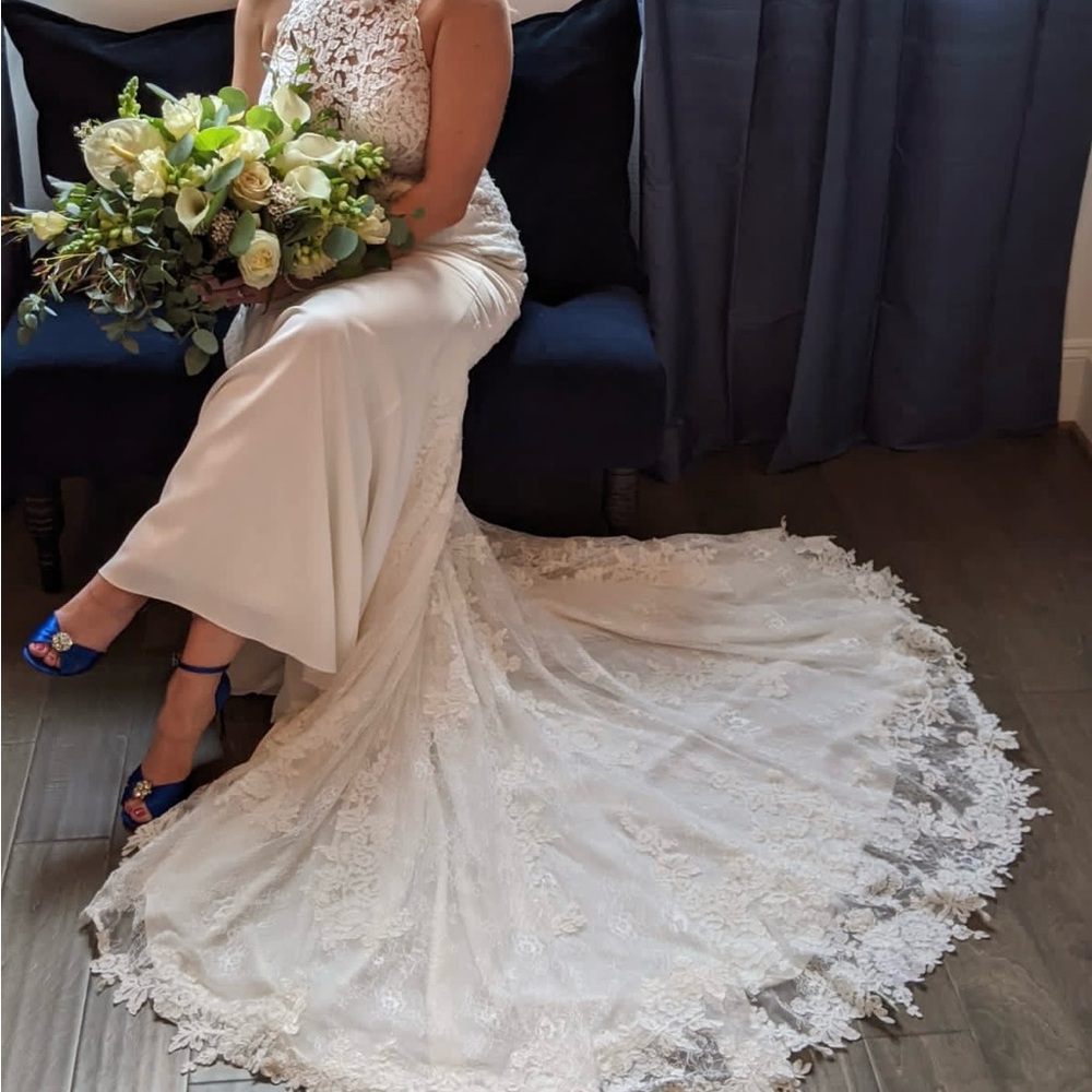 Elegant Lace Wedding Dress in Cream